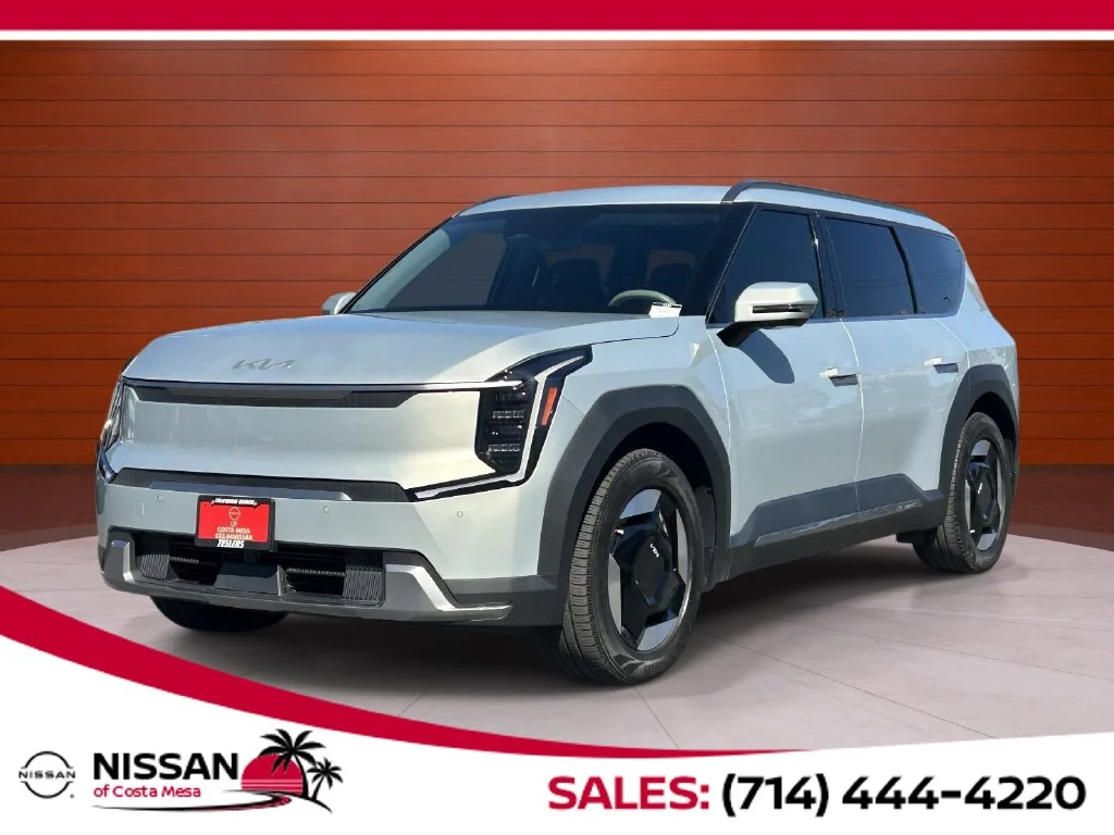 Used 2024 Ivory Kia Wind image 1