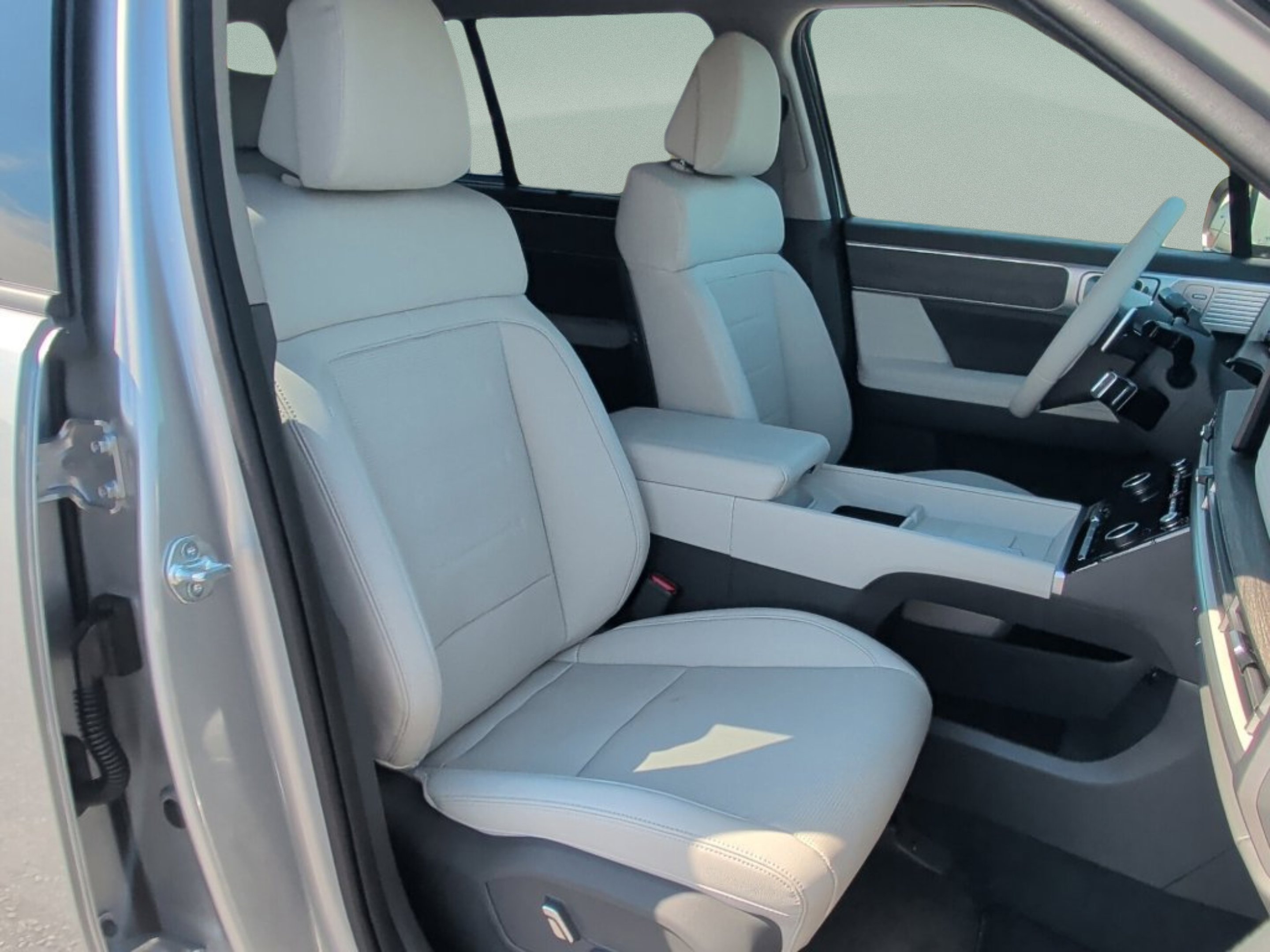 New 2027 Shimmering Silver Hyundai Limited 6P image 40