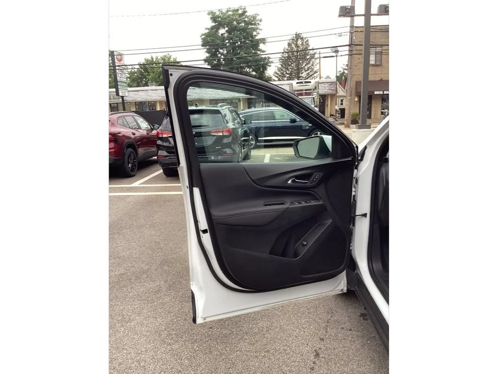 Used 2022 Summit White Chevrolet RS image 16