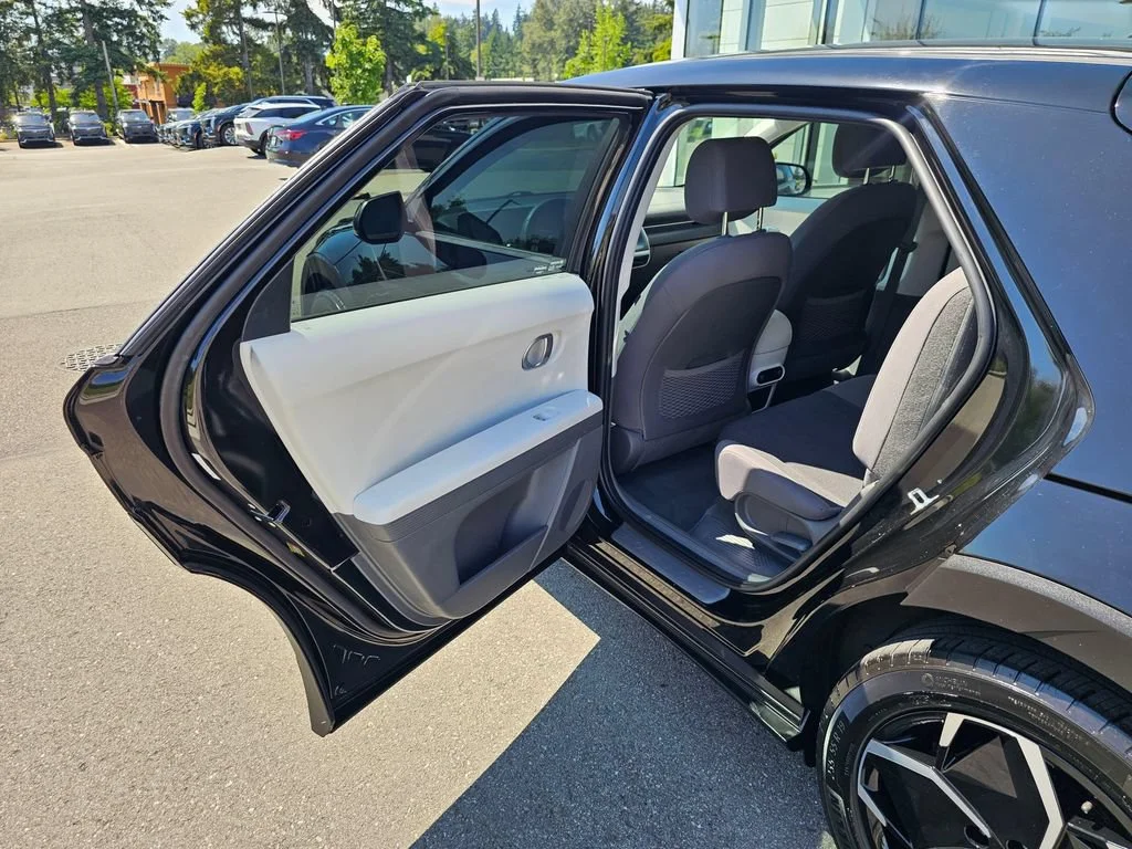 Used 2022  Hyundai SE image 15