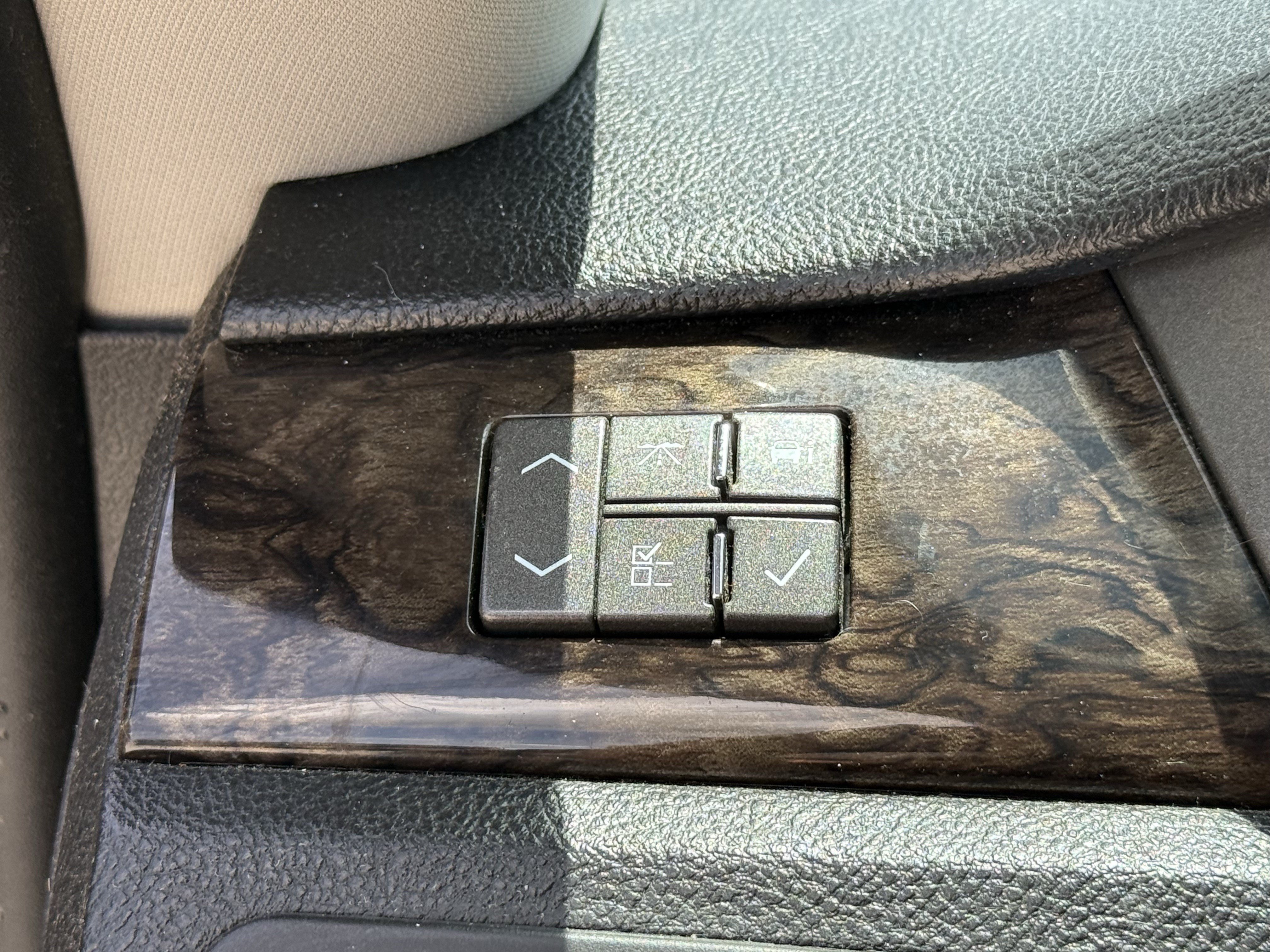 Used 2010 Radiant Silver Cadillac w/1SA image 23