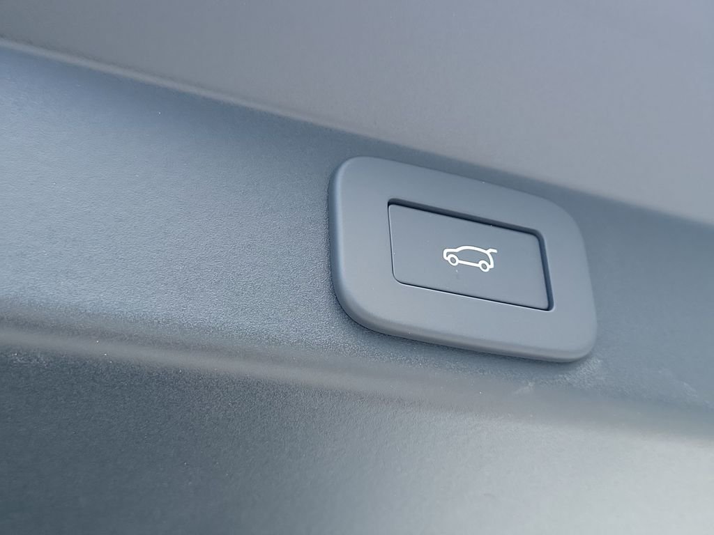 New 2026 Carpathian Grey Land Rover Dynamic SE image 12