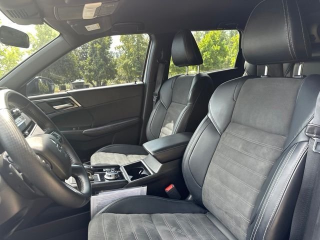 Used 2024 White Diamond Mitsubishi SE Black Edition image 12