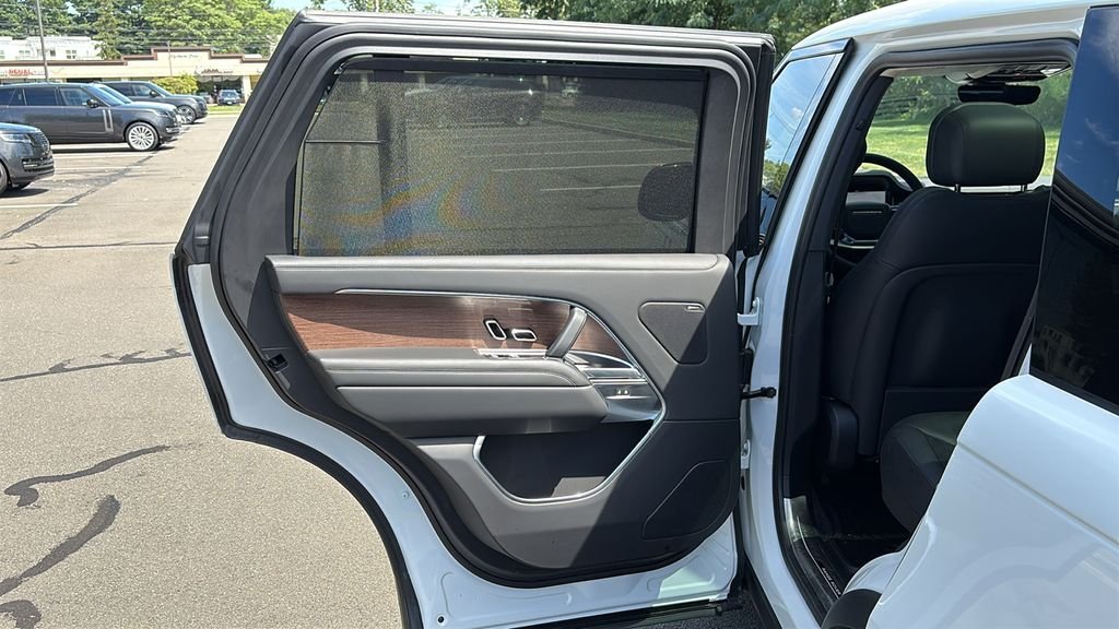 Used 2025 White Land Rover SE image 20
