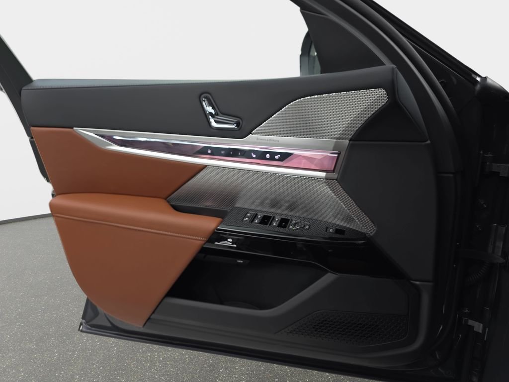 2026 BMW 7 Series 750e - Photo 26