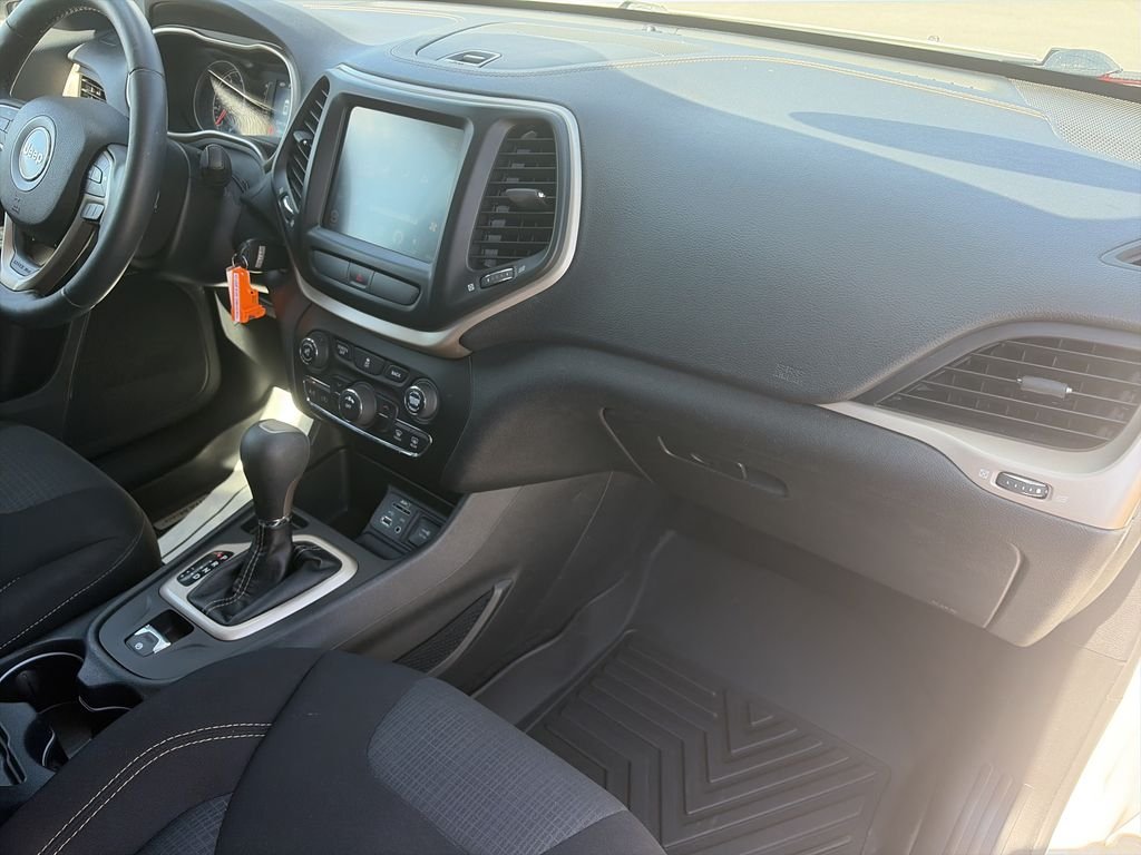 Used 2016 Bright White Clearcoat Jeep Latitude image 30