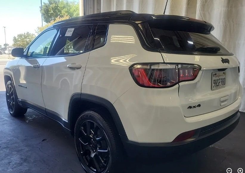Used 2023 White Jeep Latitude image 2