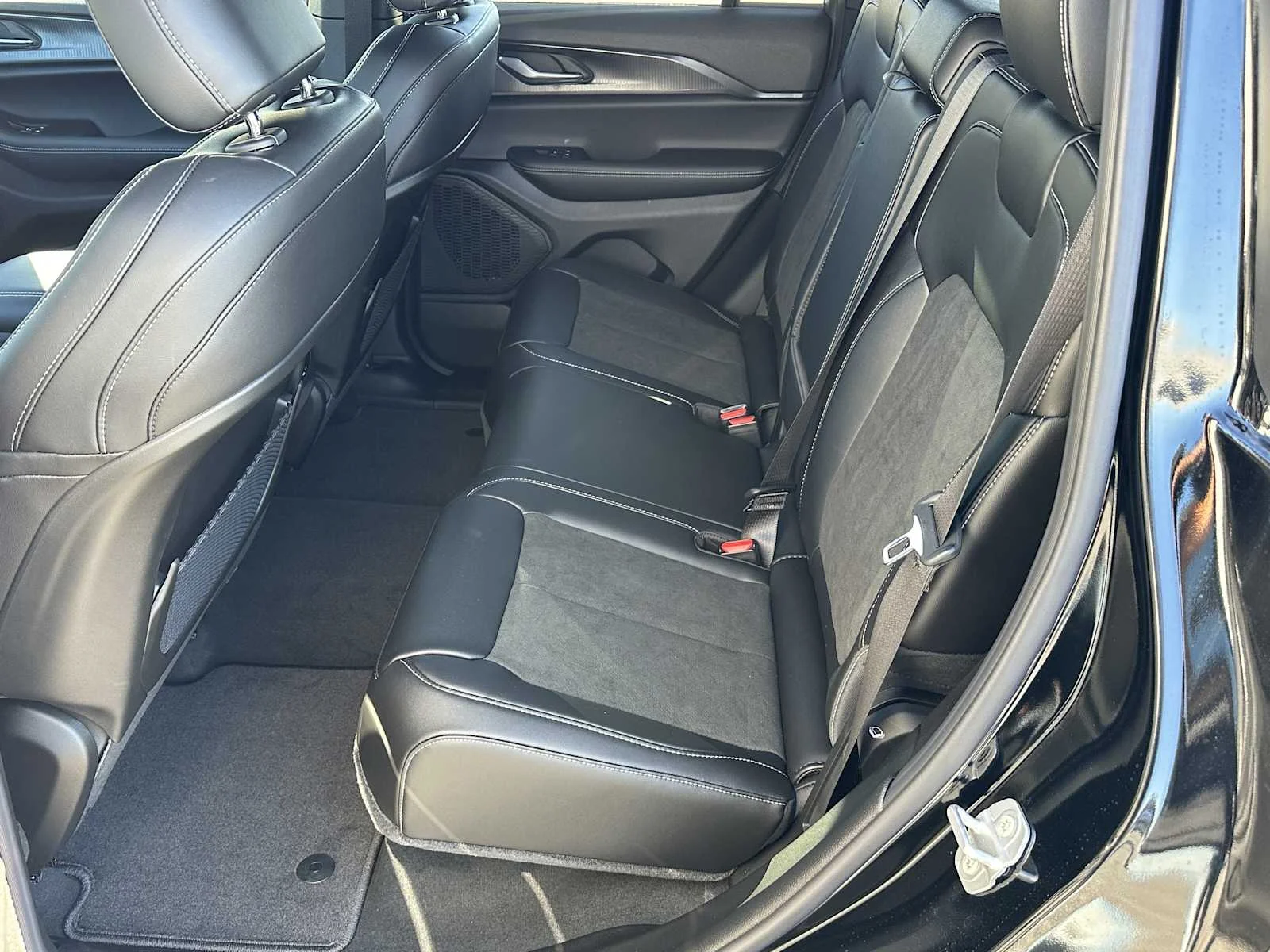 New 2025 Diamond Black Crystal Pearlcoat Jeep Altitude X image 21