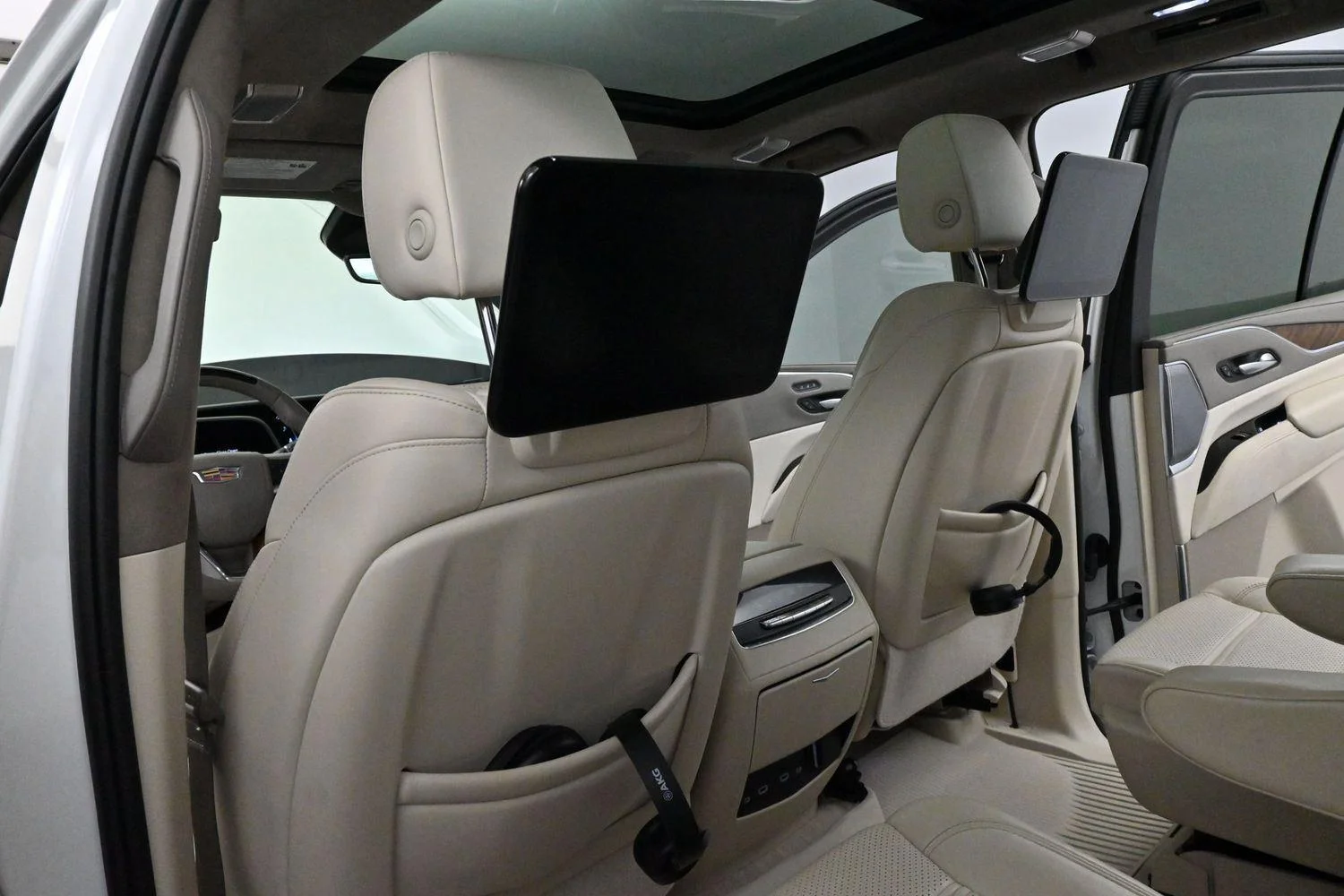 Used 2024 Crystal White Tricoat Cadillac Sport Platinum image 34
