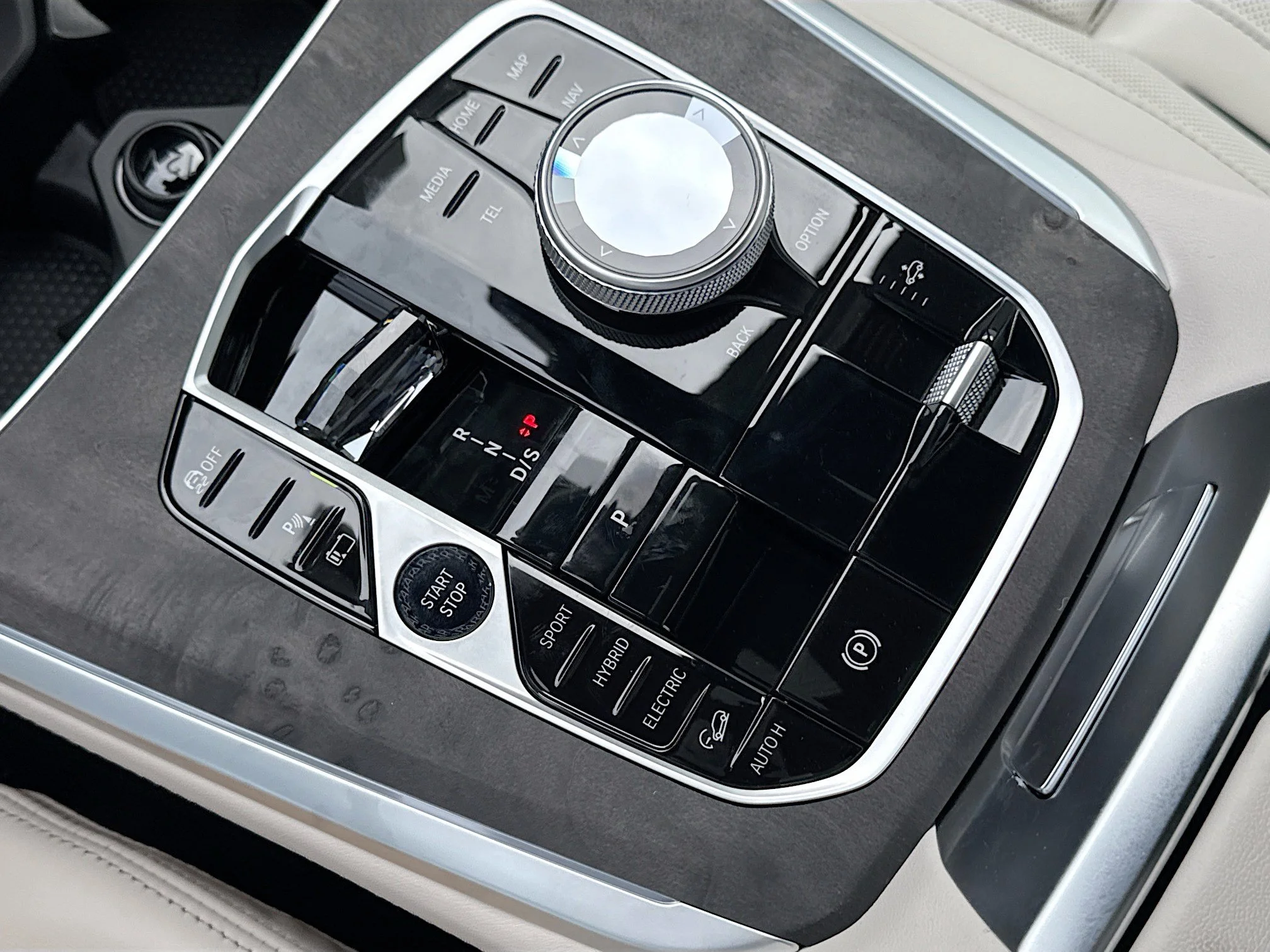 New 2026 Carbon Black Metallic BMW xDrive50e image 29