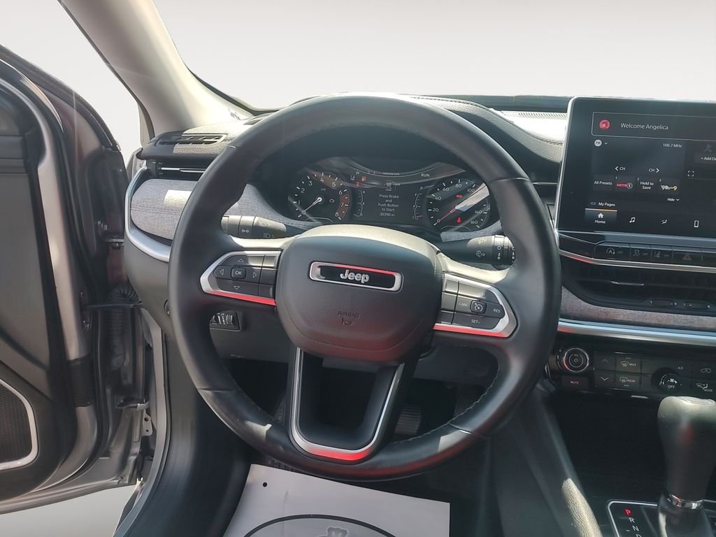 Used 2022 Silver Jeep Latitude Lux image 12