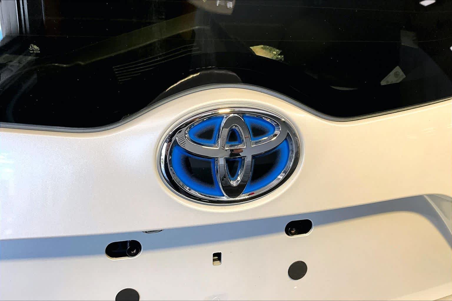 Used 2022 Wind Chill Pearl Toyota LE image 32