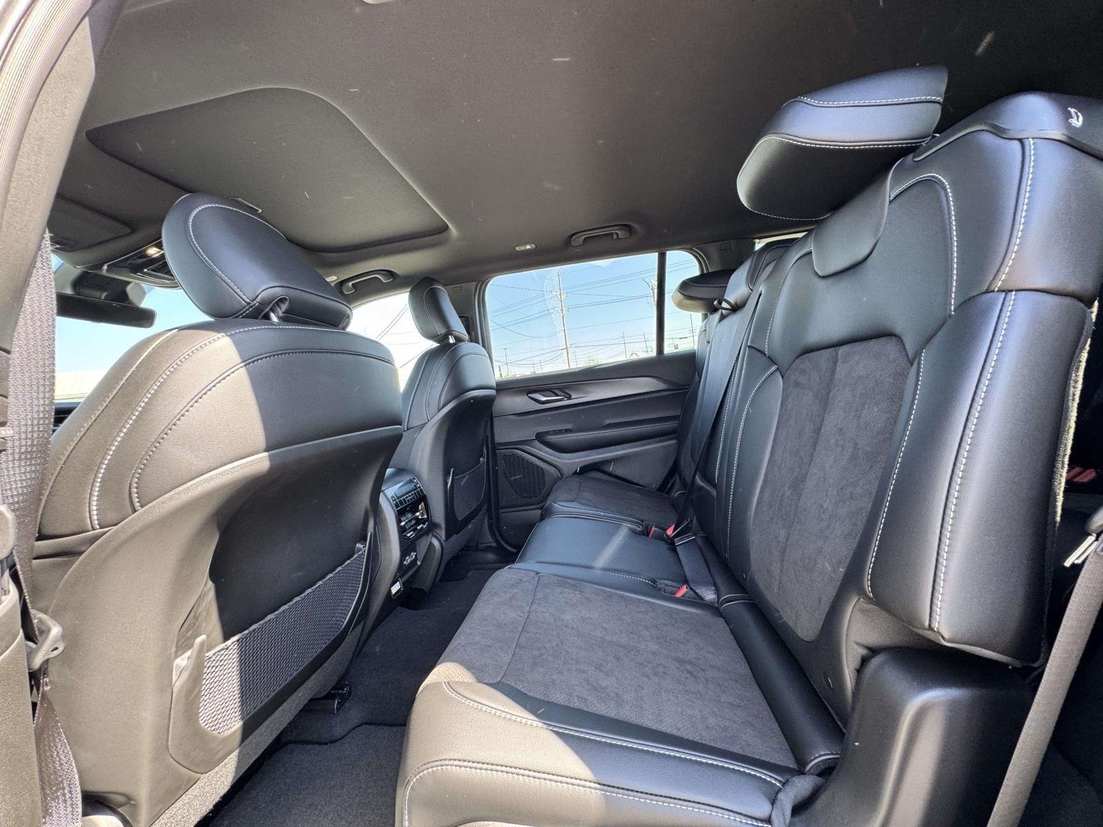 New 2025 Silver Zynith Exterior Paint Jeep Altitude X image 18