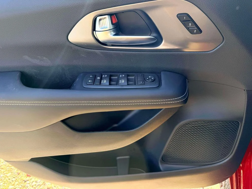2026 Chrysler Pacifica Select - Photo 11