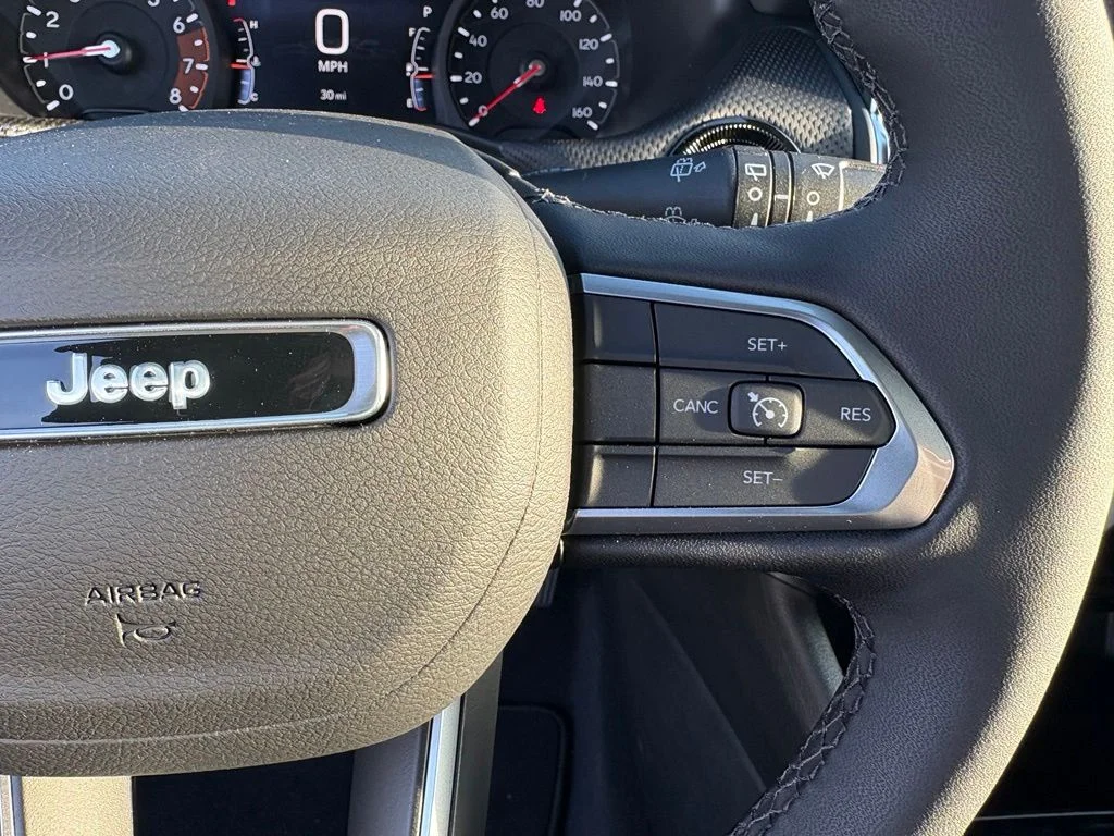 New 2026 Red Hot Pearl-Coat Exterior Paint Jeep Latitude image 18