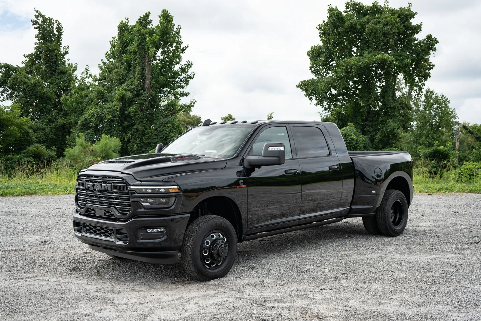 New 2026 Diamond Black Crystal Pearl-Coat Exterior Paint RAM Laramie image 10