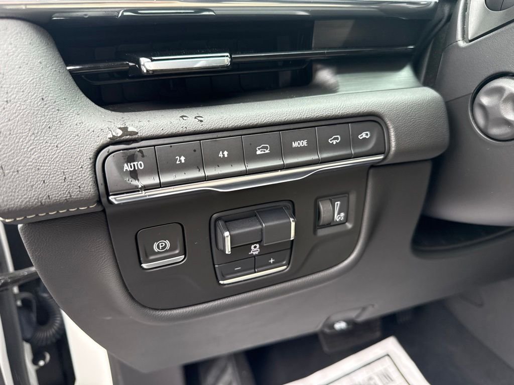 Used 2021 White Cadillac Sport image 24
