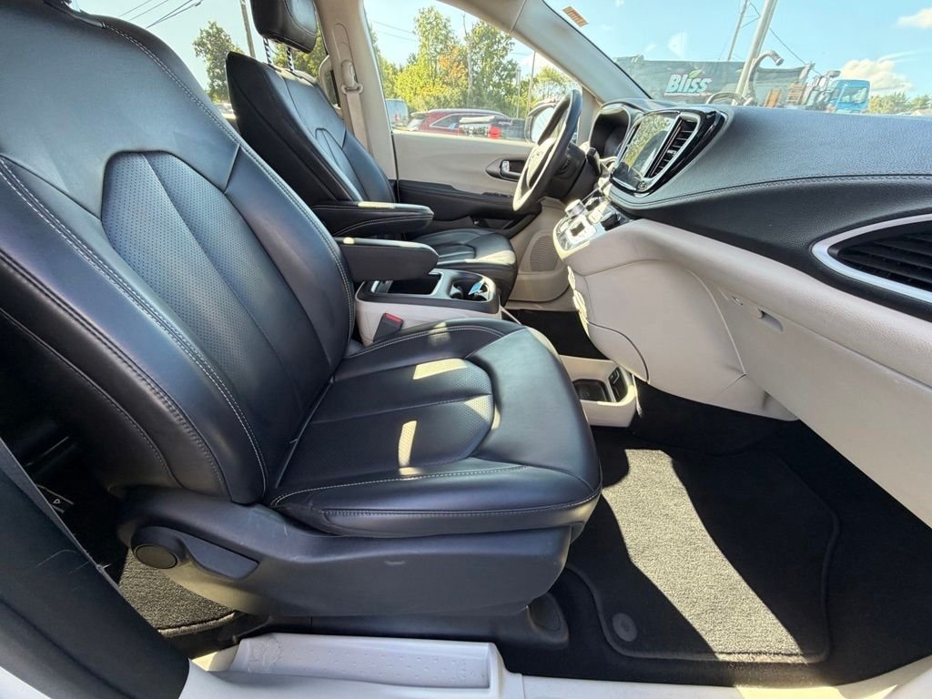 Used 2023 Silver Chrysler Touring L image 37