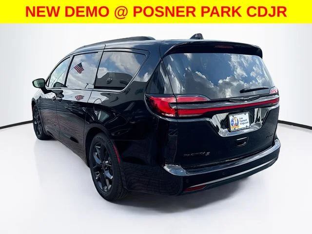 New 2026 Diamond Black Crystal Pearl-Coat Exterior Paint Chrysler Limited image 7