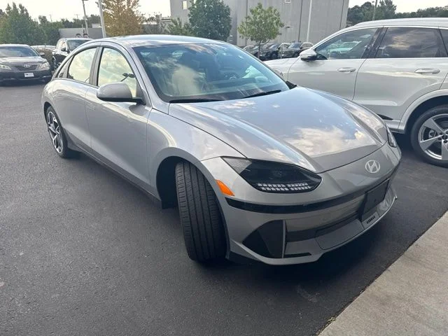 Used 2023 Silver Hyundai SEL image 2