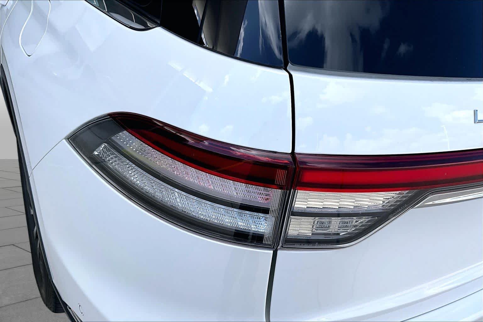 Used 2023 Pristine White Metallic Tri-Coat Lincoln Reserve image 25