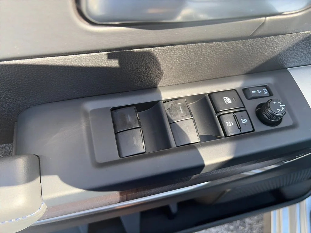 Used 2025 Silver Toyota Platinum image 13