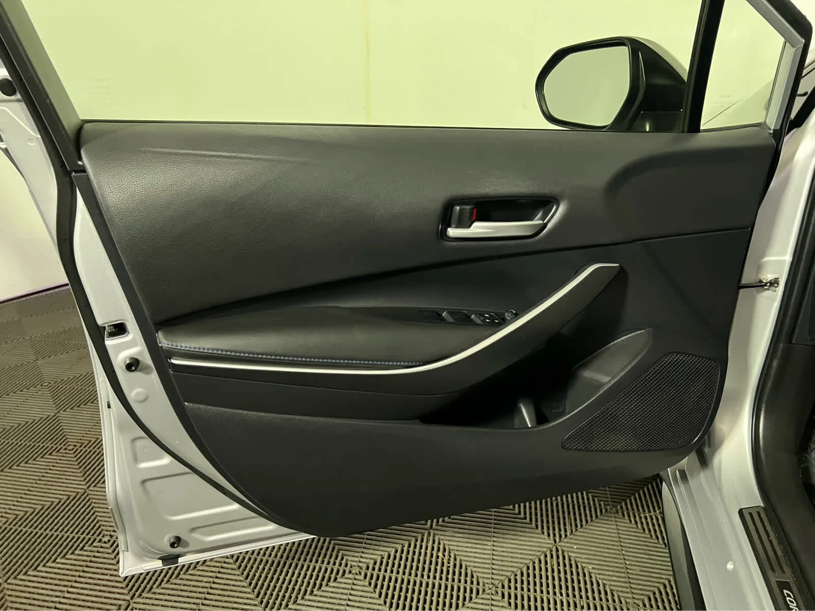 Used 2022 Classic Silver Metallic Toyota SE image 21