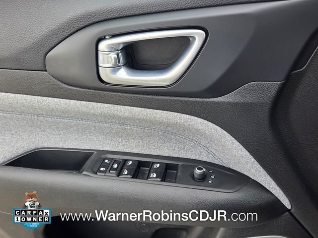 Used 2023 White Jeep Latitude image 32