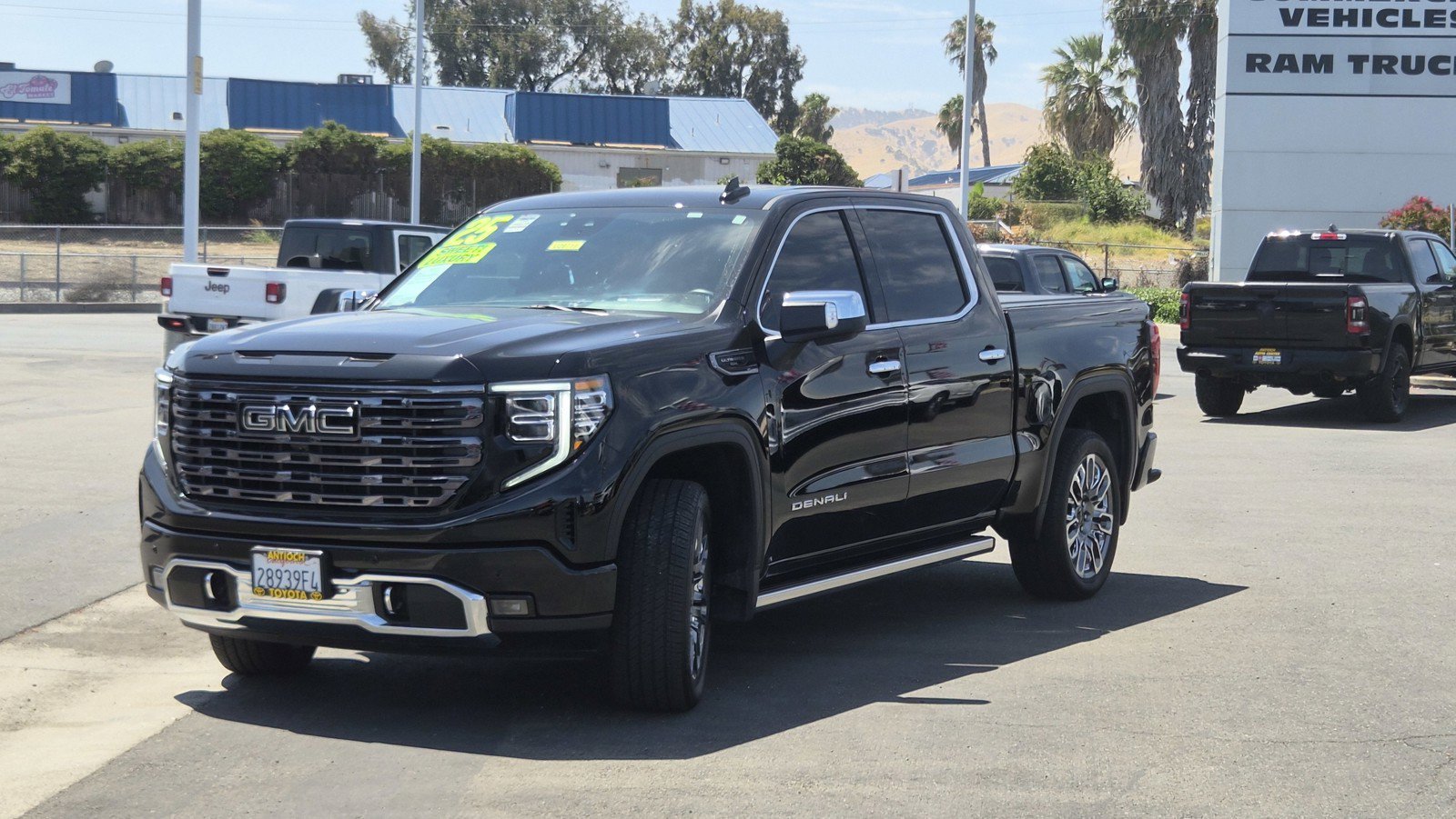 Used 2025 Onyx Black GMC Denali Ultimate image 8