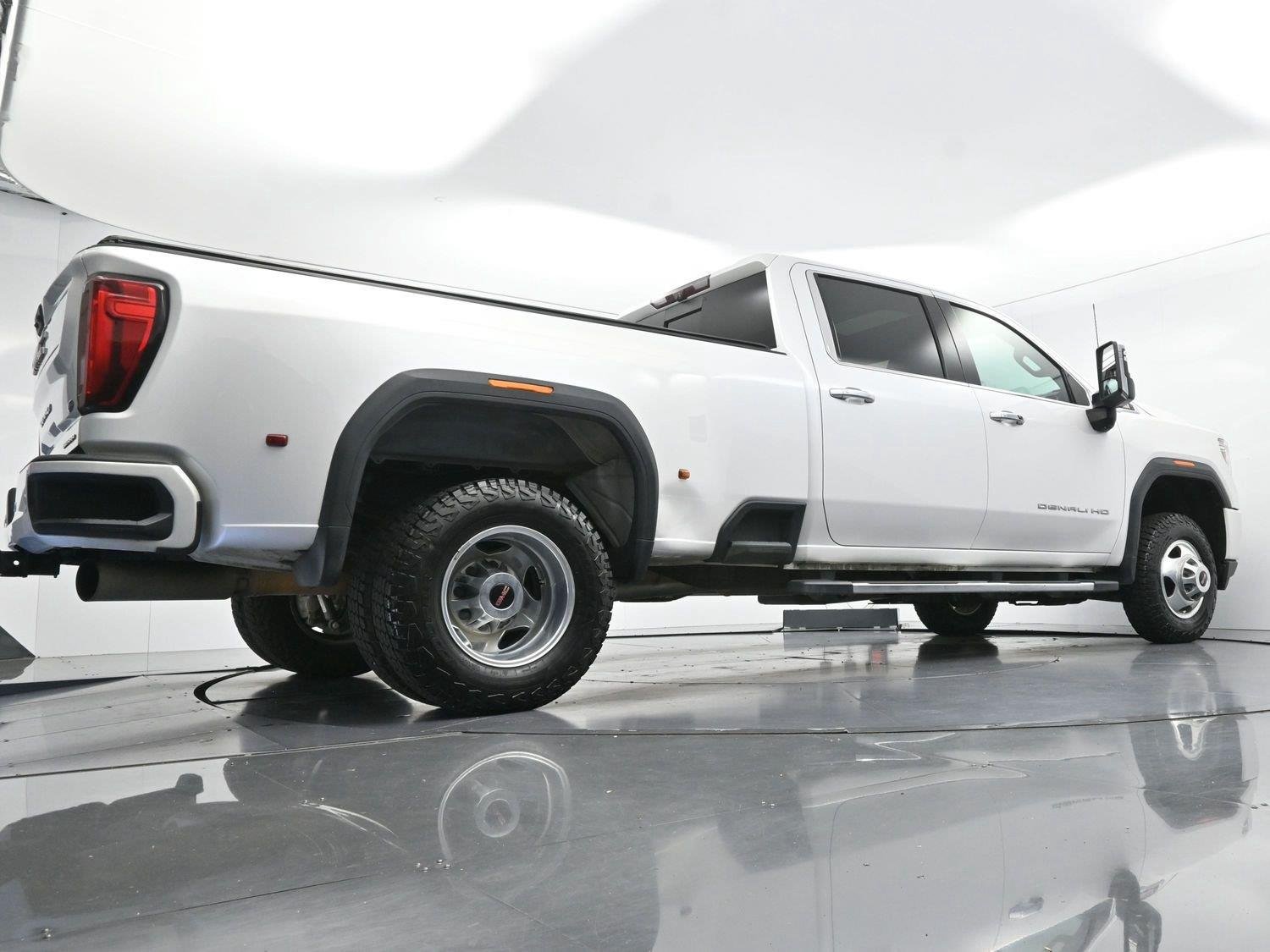 Used 2022 White Frost Tricoat GMC Denali image 52