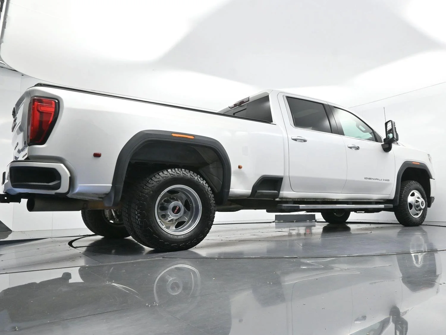 Used 2022 White Frost Tricoat GMC Denali image 52