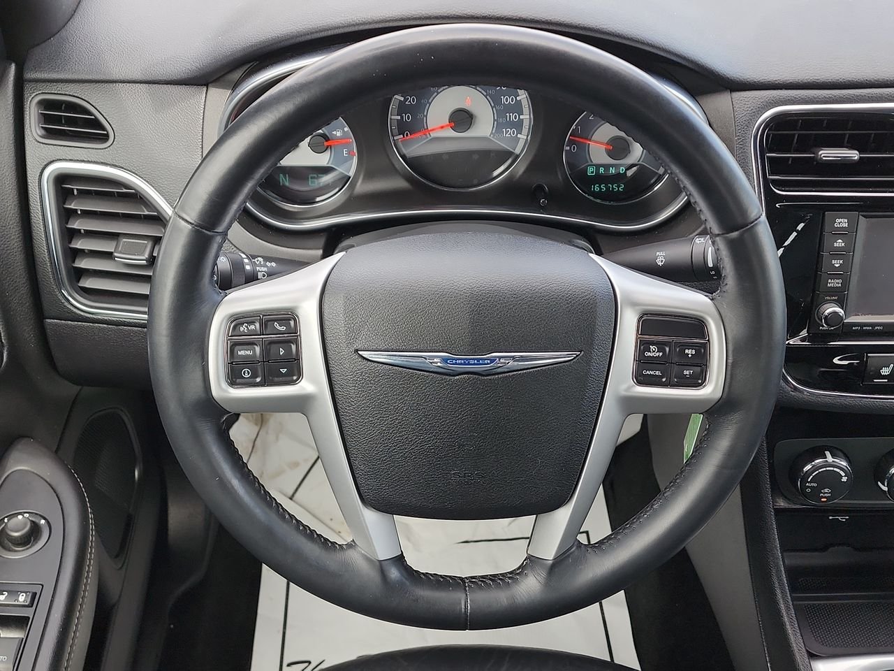Used 2012  Chrysler Limited image 20