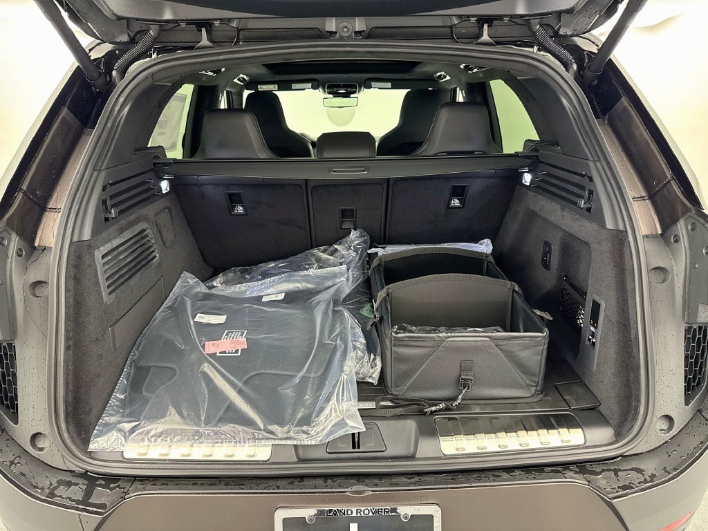 New 2027 Tourmaline Brown in Satin finish Land Rover SV image 27