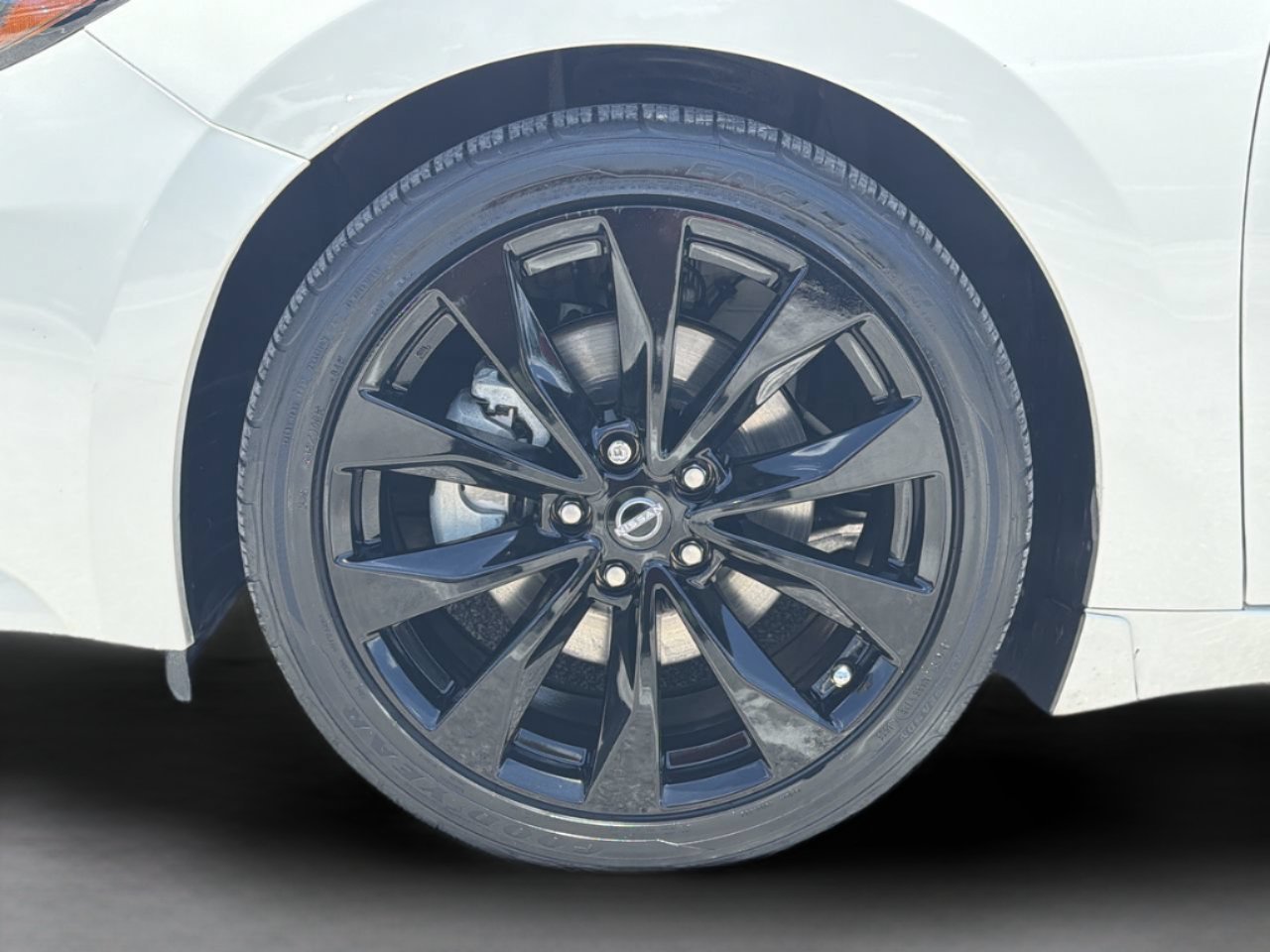 Used 2023 Pearl White Tricoat Nissan SR image 33