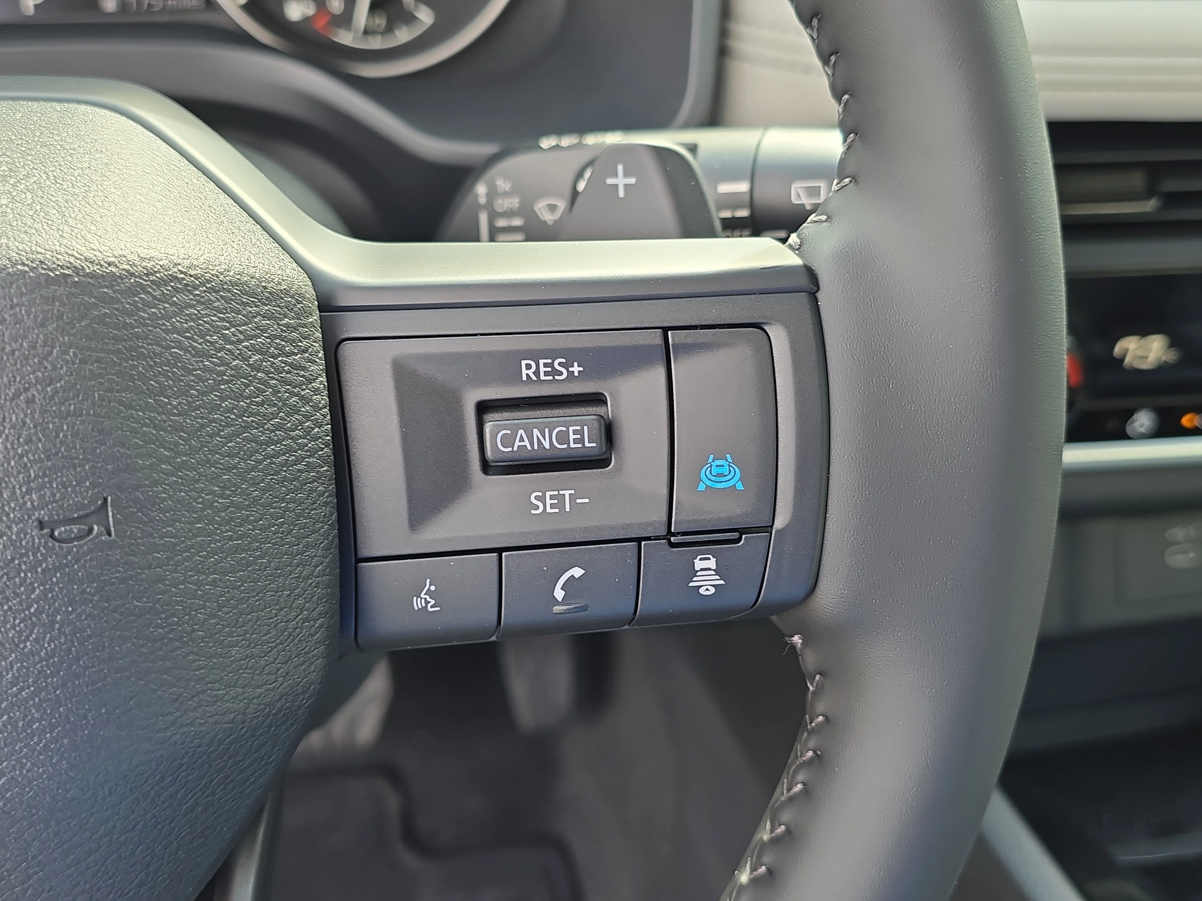 New 2026 Everest White Pearl TriCoat Nissan Dark Armor™ image 32