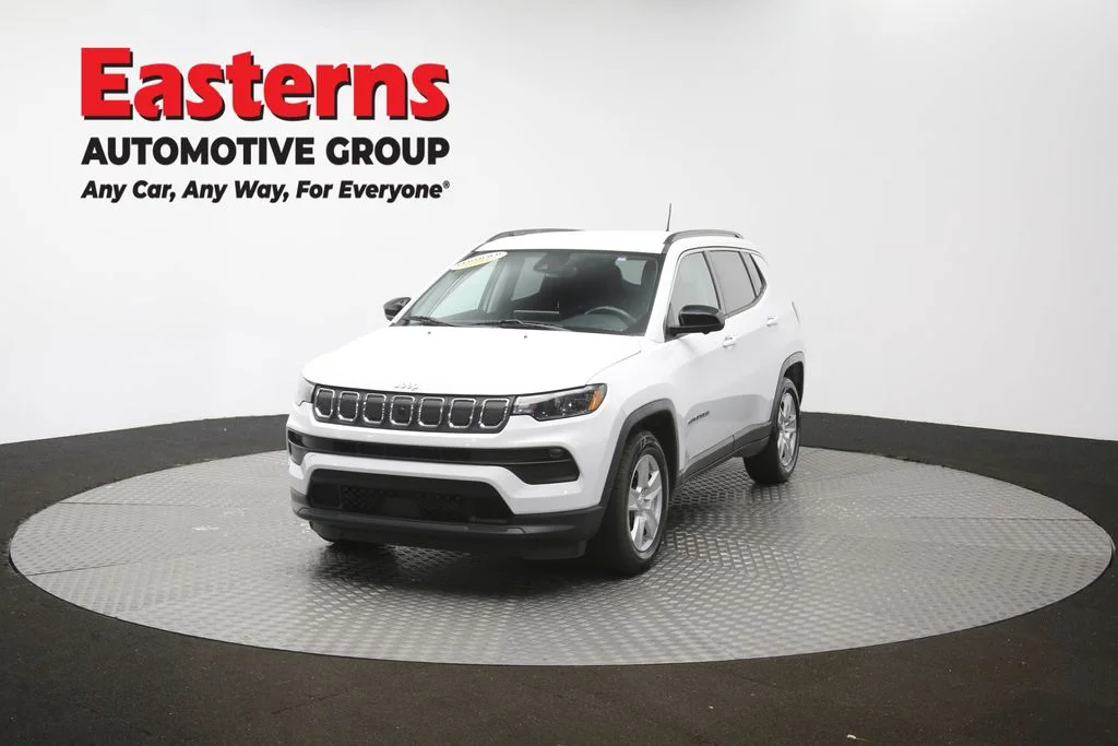 Used 2022 White Jeep Latitude image 54