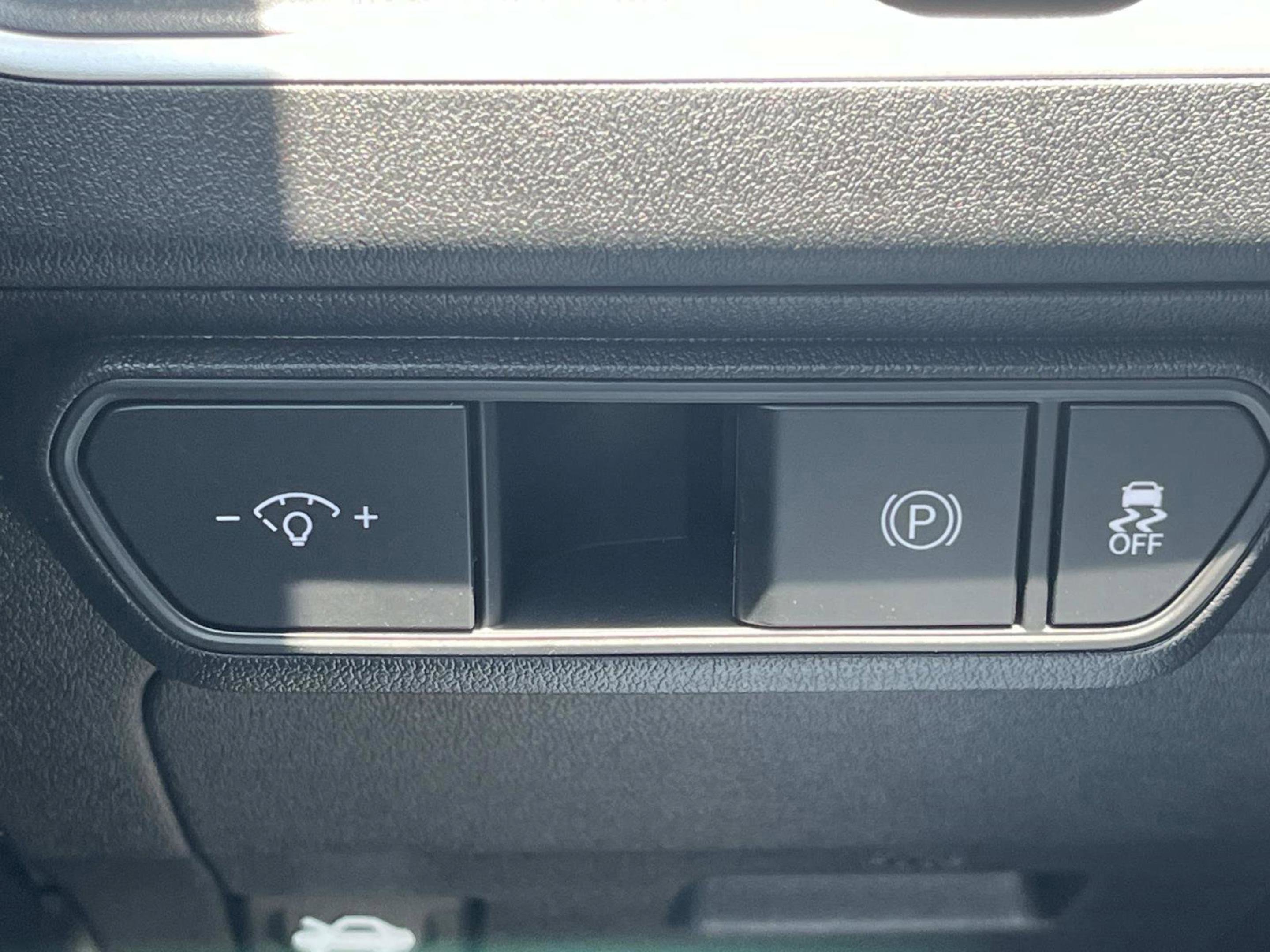 New 2026 Snow White Pearl Kia LX image 22