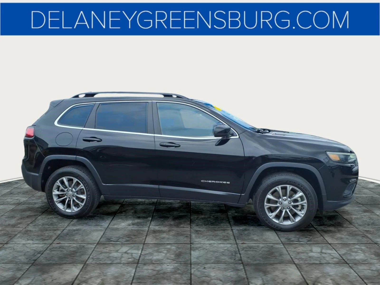 Used 2022 Diamond Black Crystal Pearlcoat Jeep Latitude Lux image 2