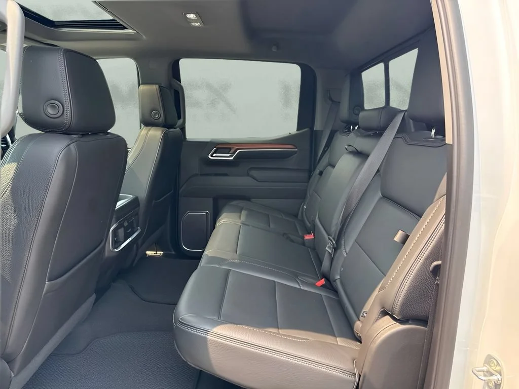 Used 2022 White Frost Tricoat GMC Denali image 13