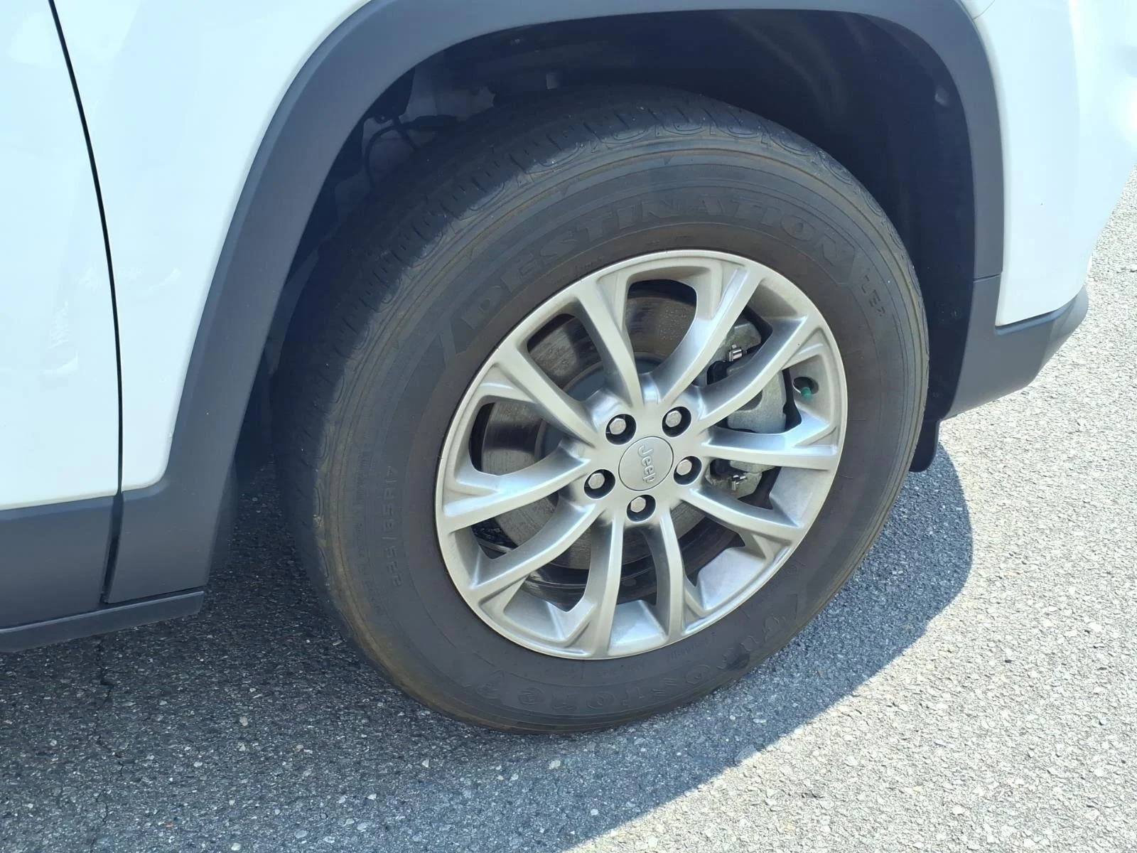 Used 2022 Bright White Clearcoat Jeep Latitude Lux image 11