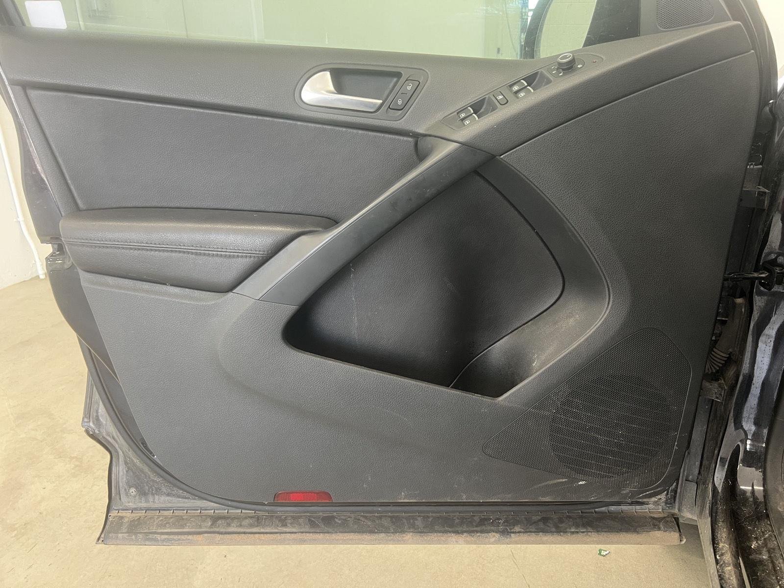Used 2016 Deep Black Pearl Volkswagen SE image 11