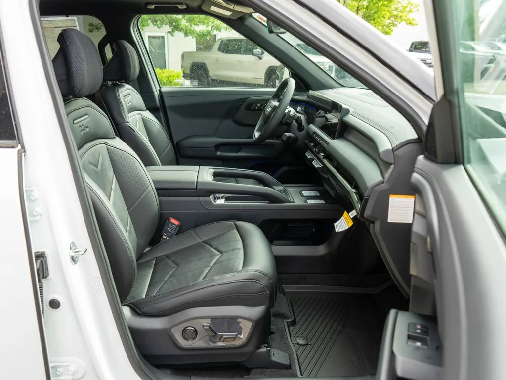 New 2027 Glacial White Pearl Kia X-LINE SX image 10