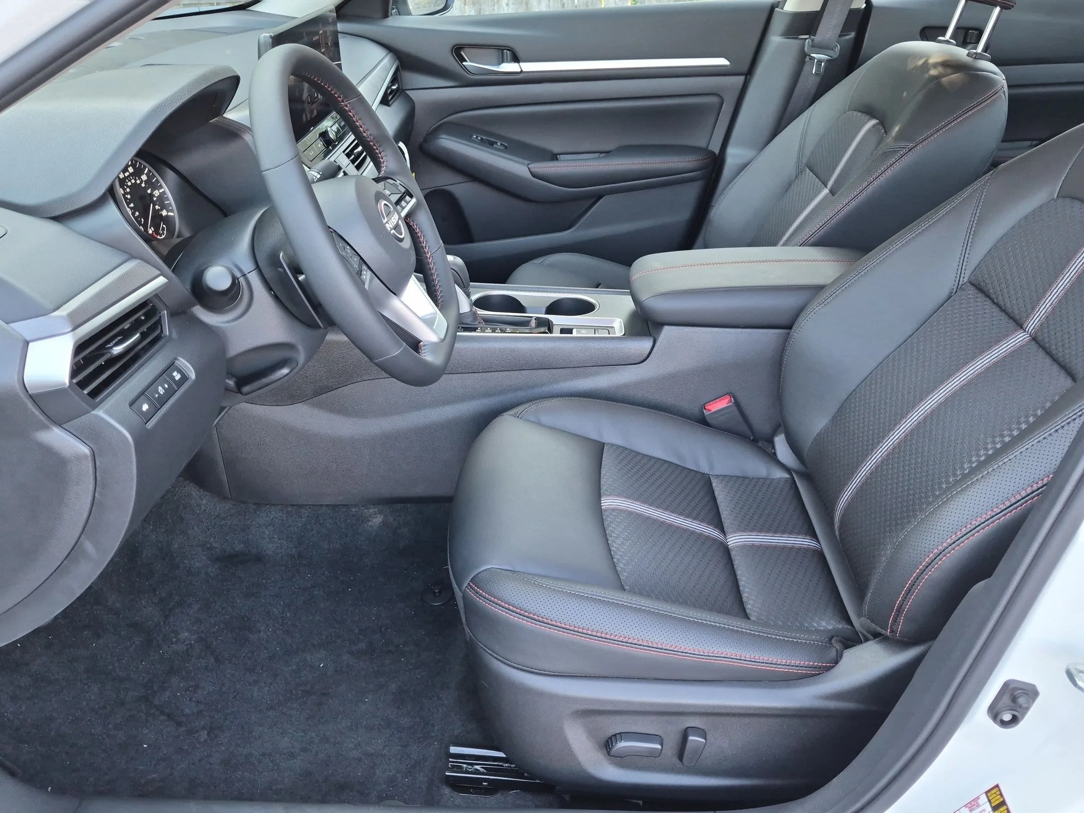 New 2026 Pearl White/Super Black Nissan 2.5 SR image 12