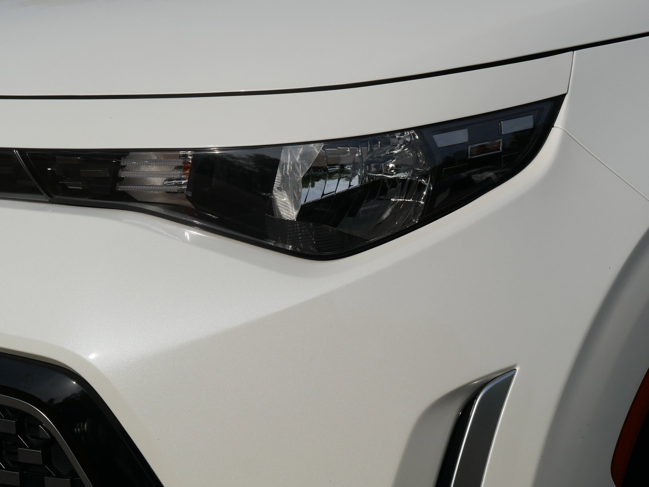 Used 2025 Snow White Pearl Kia EX image 16