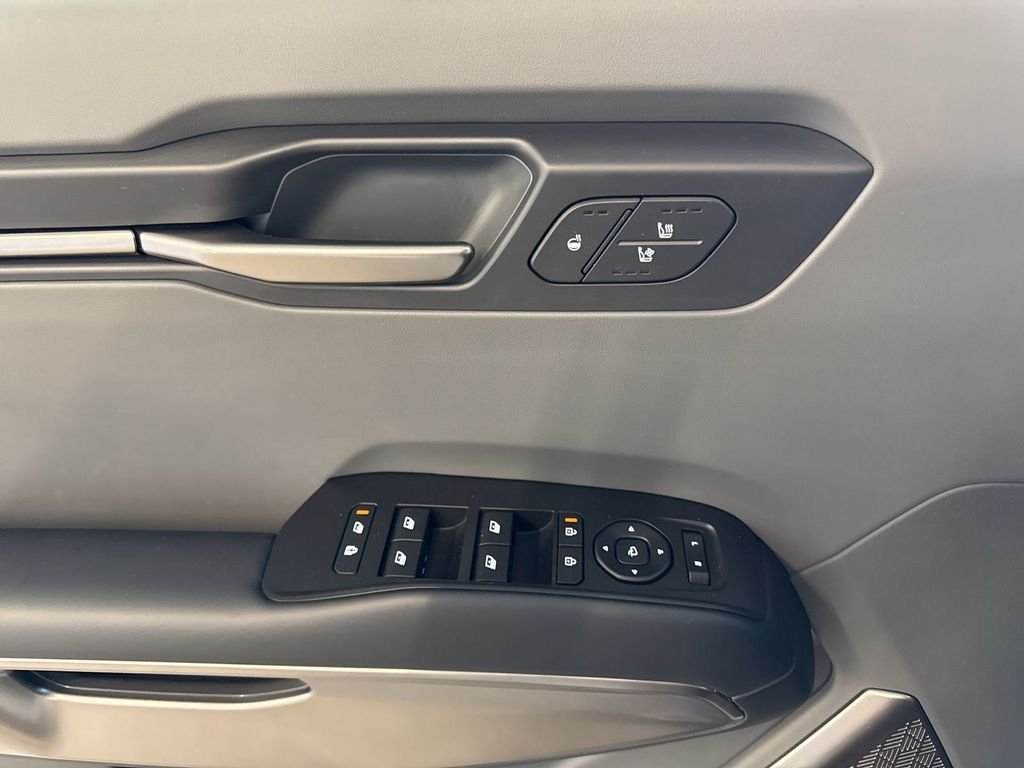 Used 2024 White Kia Wind image 23