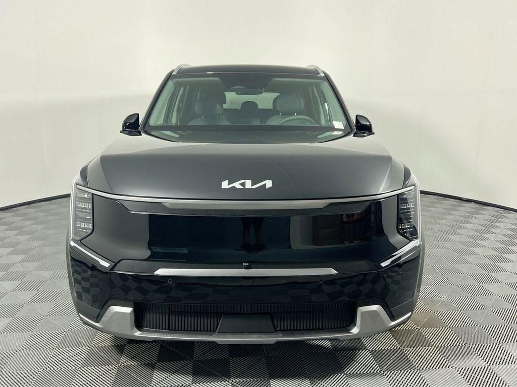 New 2026 Ebony Black Kia Wind AWD image 9