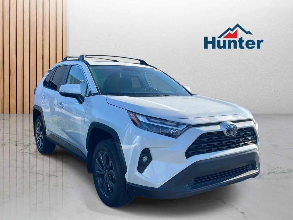 Used 2024 Wind Chill Pearl Toyota Hybrid XLE Premium image 1
