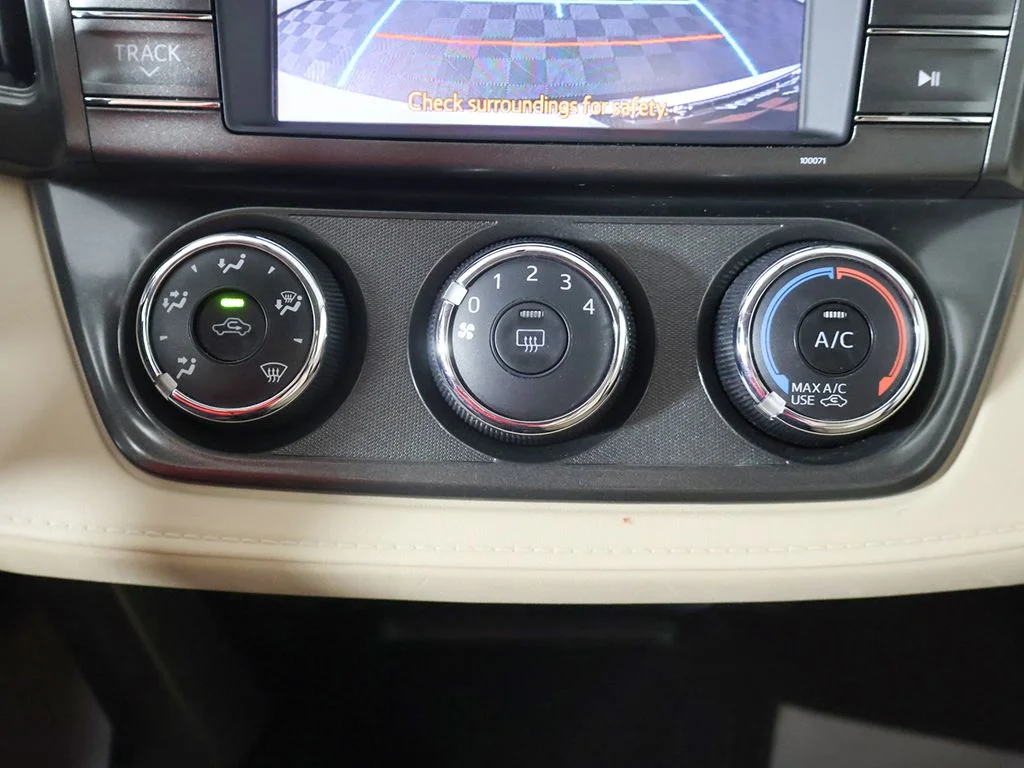 Used 2013 White Toyota LE image 34