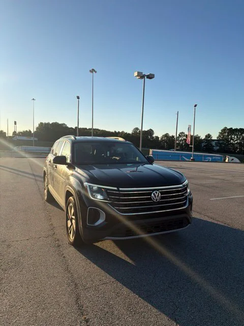 Used 2025  Volkswagen 2.0T SE w/Technology image 2