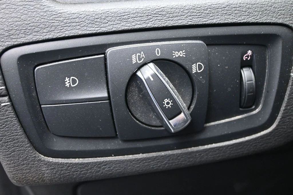 Used 2020 White BMW sDrive28i image 14